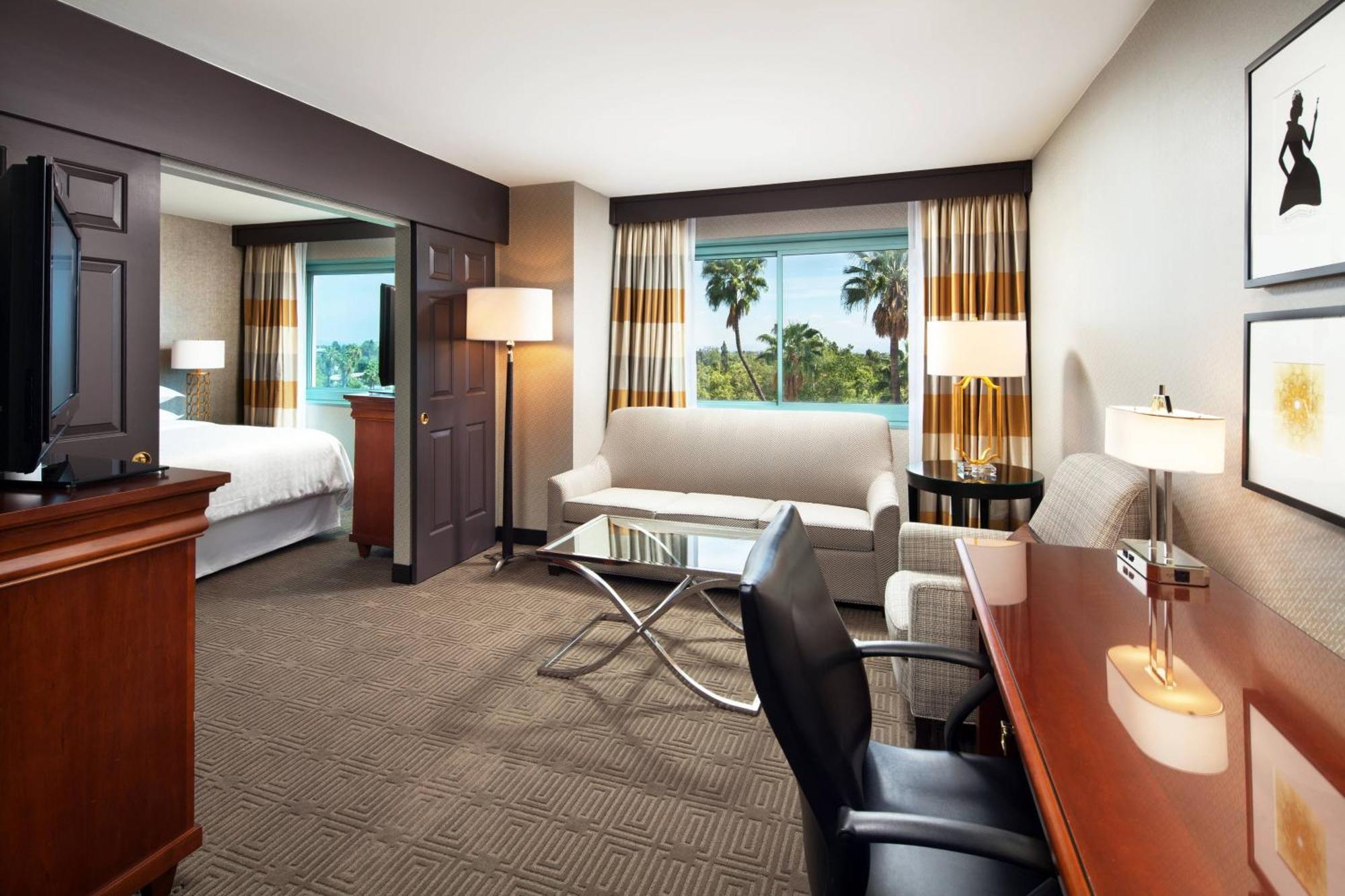 Club level, Guest room, 1 King, Sofa bed, High floor